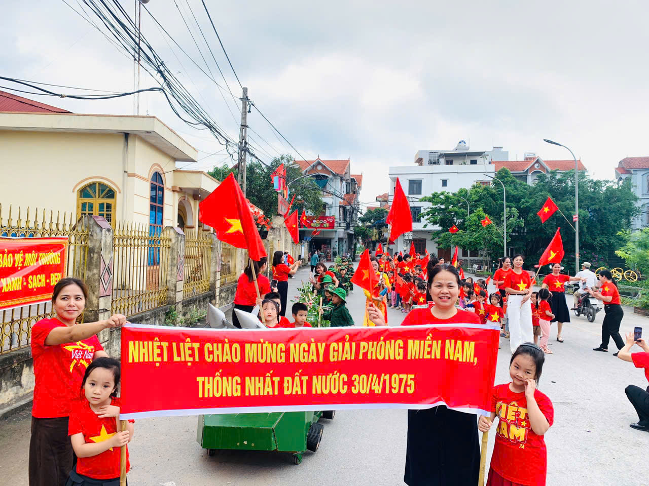 TRƯỜNG MẦM NON BÌNH MINH II TỔ CHỨC HOẠT ĐỘNG TRẢI NGHIỆM CHÀO MỪNG 51 NĂM NGÀY GIẢI PHÓNG MIỀN NAM 30/4 VÀ NGÀY QUỐC TẾ LAO ĐỘNG 1/5