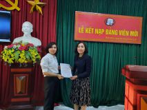 Đồng chí Bùi Thị Hoàng Yến Bí thư Chi bộ trao quyết định cho đảng viên mới