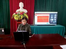 Đồng chí Thúy  Tham luận về hướng dẫn học sinh về bảo vệ môi trường