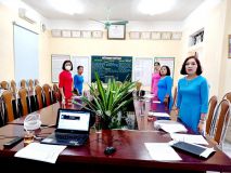 Các đồng chí tham dự làm lến cháo cờ