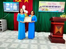 Đồng chí chủ tích công đoàn tặng giấy khen lao động tiên tiến