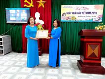 Đồng chí chủ tích công đoàn tặng giấy khen lao động tiên tiến