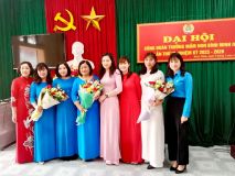 BGH, LĐLĐ lên tặng hoa chúc mừng BCH mới