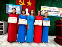 Đồng chí  hiệu trưởng tặng các đồng chí đạt thành tịch chiến sỹ thi đua