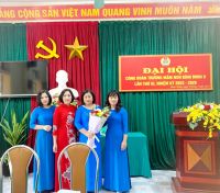 Đại diện trường lên tặng hoa