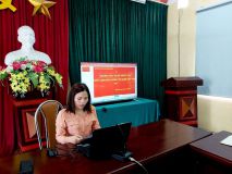 Đồng Chí Thùy dẫn chương trình buổi mít tinh