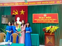 LĐLĐ huyện lên tặng hoa