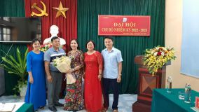 Lãnh đạo xã tặng hoa chúc mừng