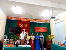 lãnh đạo xã lên tặng hoa Ban chi ủy mới